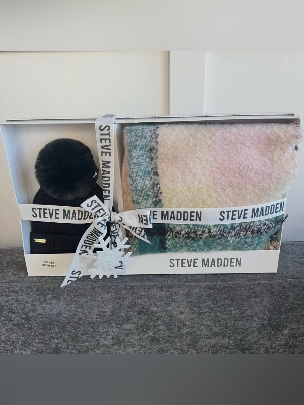 NIB Steve Madden Women’s Pom Pom Beanie & Scarf Gift Set